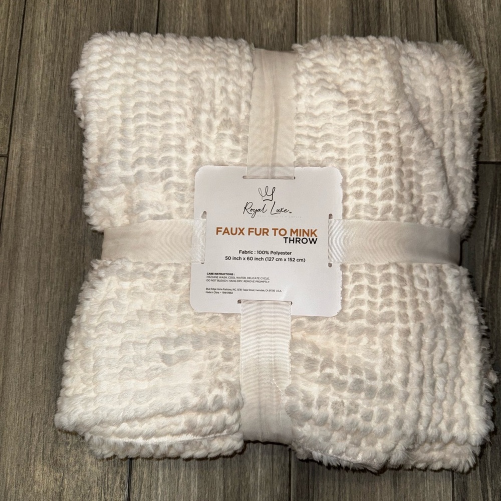 Royal Luxe Faux Fur to Mink Throw Blanket 50x60 White Polyester Machine Washable